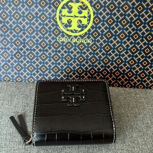 Tory Burch Thea Embossed BiFold Wallet. Used only one time. Looks brand new.